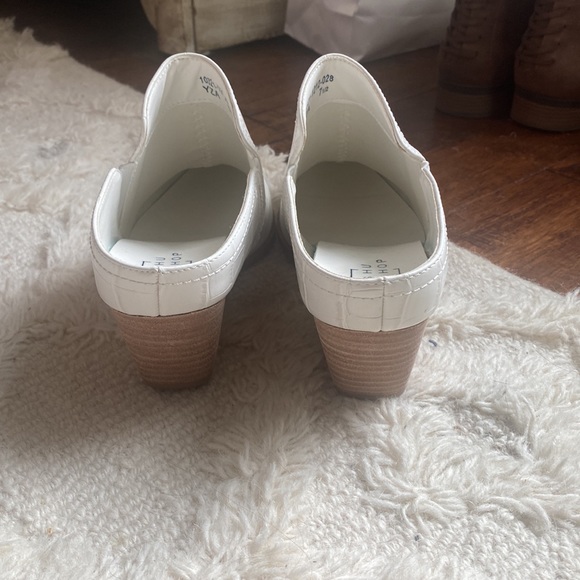 White alligator skin bootie - Picture 3 of 7